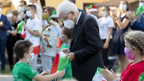 Standing ovation per Mattarella nella scuola di Vo' Euganeo: "Sfida decisiva per la ripartenza"