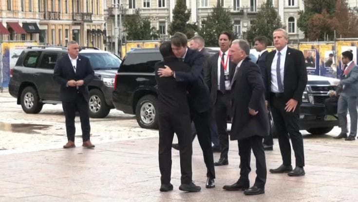 L'arrivo in treno di Steve Witkoff e Jared Kushner a Kiev. L'abbraccio con Zelensky