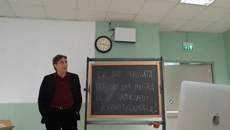 Milano, il prof dell'Einstein contro la Dad: "Io vaccinato, non voglio discriminare chi è costretto a studiare da casa"