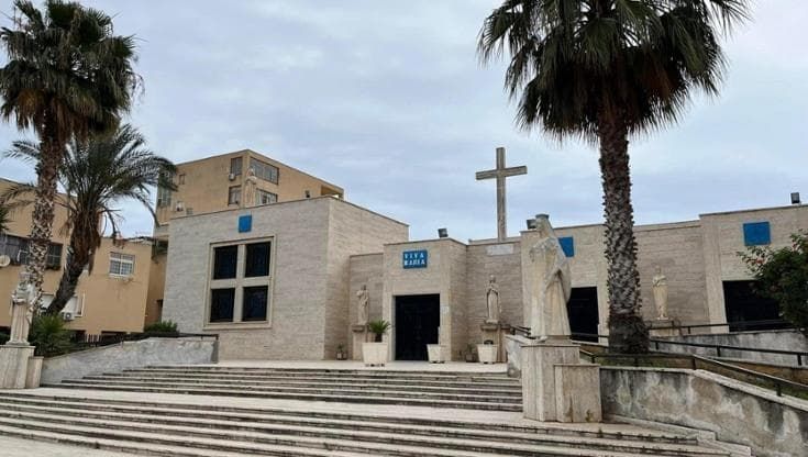 Almeno due intimidazioni contro la chiesa dello Zen. Il parroco: “Gruppo di ragazzi fuori controllo”