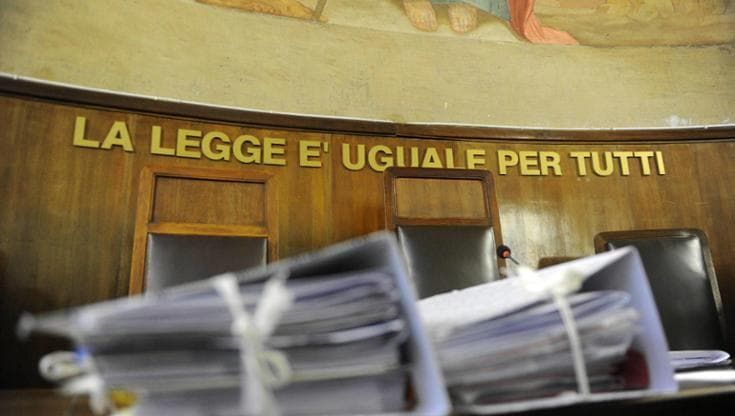 Atti osceni davanti alle scuole, uomo va a processo ma viene assolto: “Incontinente per il diabete”