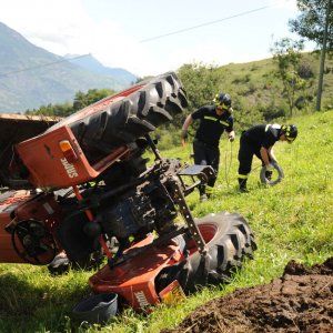 Travolto e ucciso dal suo trattore partito all'improvviso