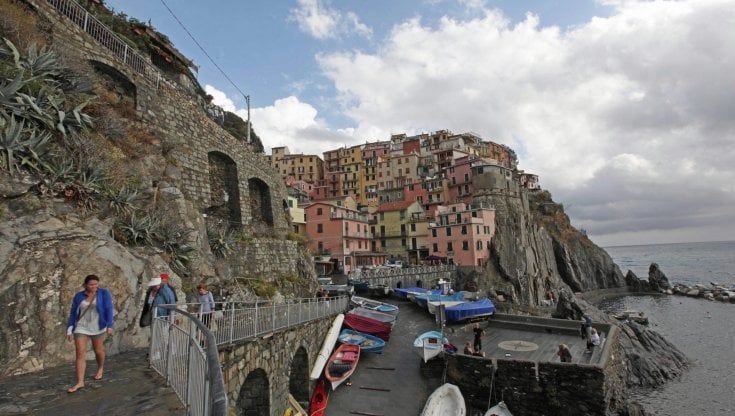 Cinque Terre, selfie e picnic in mezzo alle tombe, la sindaca chiude il cimitero di Manarola