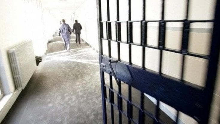 Pistola in carcere con il drone per fare un agguato: arrestato per tentato omicidio