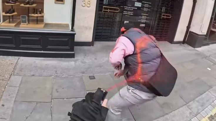 “Attention pickpocket!”, anche a Londra arriva l’infuencer anti-borseggio: vernice rossa sui ladri