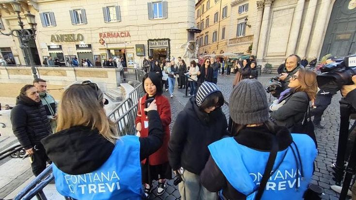 Fontana di Trevi, turisti in fila per il ticket. Venduti già 3000 biglietti