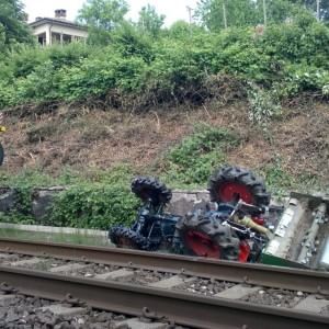 Trattore contro treno: un ferito Riaperta la linea Parma - La Spezia