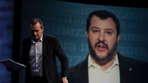 Caso Salvini, in consiglio comunale a Napoli la maggioranza vota contro la condanna per le violenze e la solidarietà agli agenti