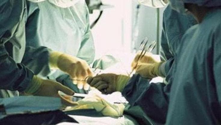 Lecce, donna di 55 anni muore dopo intervento alla colecisti. La famiglia: “Rimpallata tra ospedali”