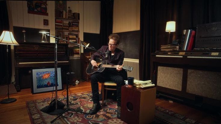 Tom Waits, le sue storie randagie con le voci degli altri. La recensione