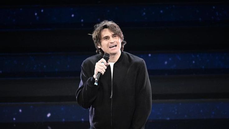 Il boom di Angelo Duro: proiezione a mezzanotte e collegamento streaming