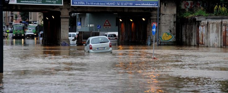 Maltempo, Milano in ginocchio: esonda il Seveso, allagata anche l'Isola. Scontro Comune-Regione