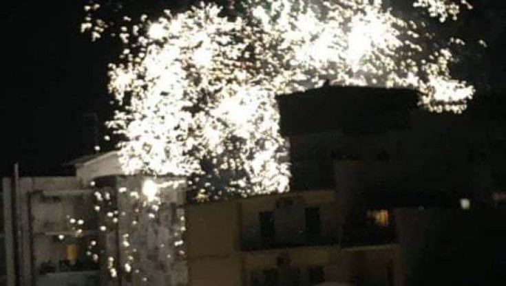 Brindisi, 11 ragazzi sorpresi a festeggiare un compleanno senza mascherine: traditi dai fuochi d'artificio