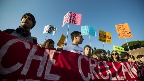 Scuola, studenti in piazza in tutta Italia. A Torino bruciati manichini di Salvini e Di Maio