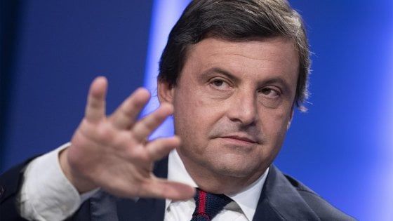 Calenda e l'ironia sui "ceffoni ai figli". Ma i suoi tweet scatenano polemiche sui social 