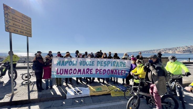Lungomare pedonale, flashmob di Legambiente: "Qui niente auto"