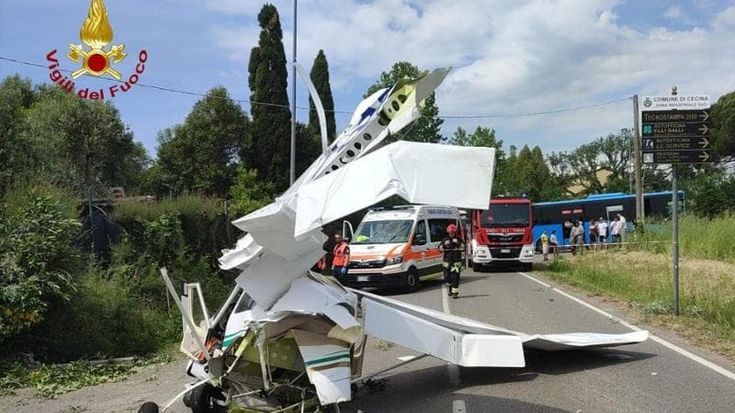 Cecina, ultraleggero atterra sull'Aurelia e colpisce un’auto: tre feriti in modo lieve