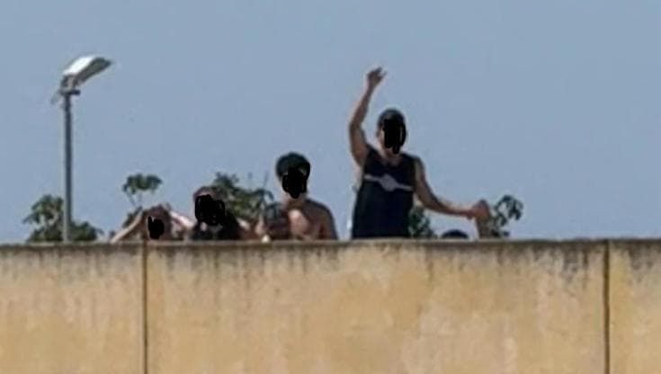 Al Cpr di Bari, detenuti per 4 ore sul tetto: “Due tentati suicidi e un’overdose. Enorme disagio”