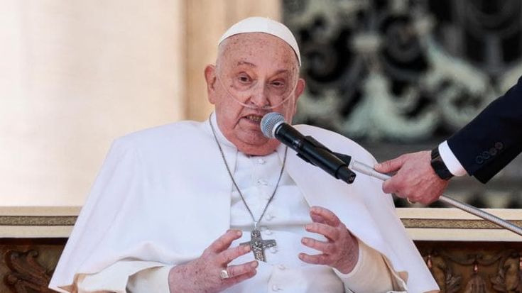 Papa Francesco a sorpresa in piazza San Pietro per il Giubileo dei malati: “Buona domenica a tutti”