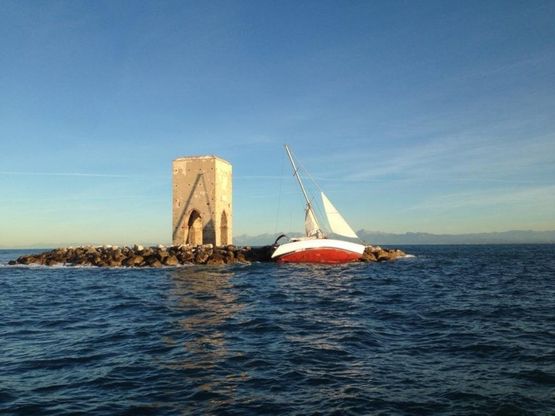 Livorno, il mistero della barca a vela incagliata sugli scogli della Meloria