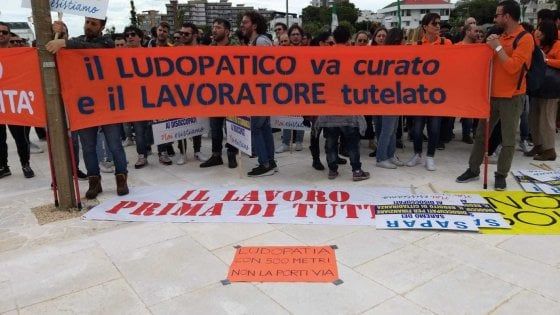 "Sale slot lontano dalle scuole", davanti alla Regione Puglia protestano lavoratori delle scommesse