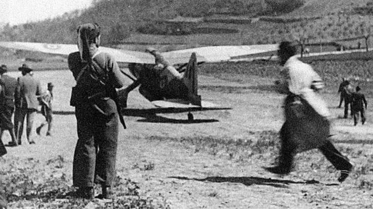 Sotto il cielo delle Langhe l’aeroporto della Resistenza e il sogno di Angelo Marello di far rivivere l’Excelsior