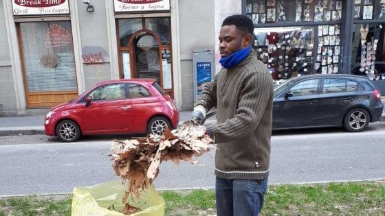 Sunday, il rifugiato che pulisce le strade gratis: "Mi rendo utile al Paese che mi ospita"
