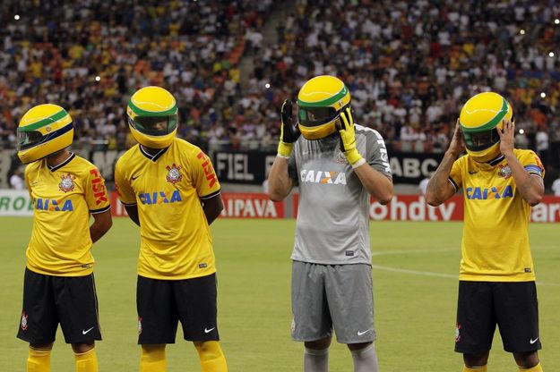 Il Corinthians ricorda Senna: in campo col casco giallo di Ayrton