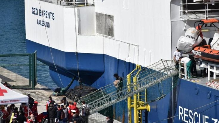 Geo Barents in porto a Genova con 128 migranti. Per la maggior parte sono donne e bambini, alcuni molto piccoli