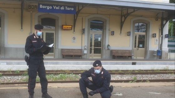 Borgotaro, ladro di telefoni tenta la fuga lungo i binari: arrestato dai carabinieri 