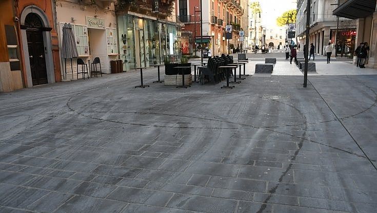 Bari, su via Sparano patina bianca e strisce d'olio ancora visibili dopo il guasto al mezzo Amiu: "Torneremo a lavare"