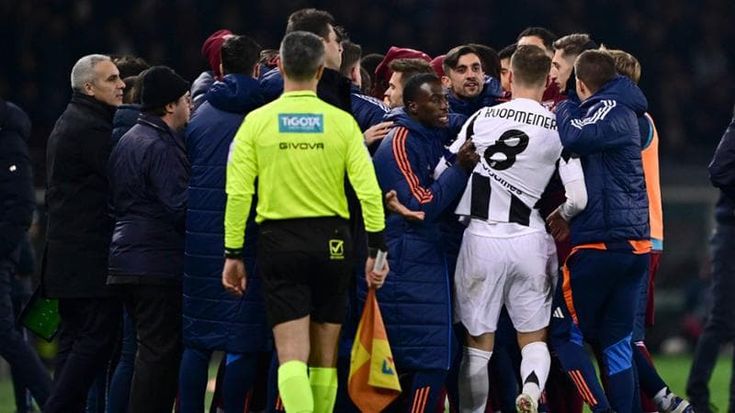 Rissa tra Motta e Vanoli: spinte tra i tecnici di Juventus e Torino, espulsi
