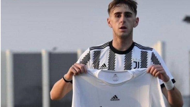 Edoardo Riva De Onestis, abbraccio degli amici. Nicolò Turco, della Juventus primavera gli dedica una maglia 