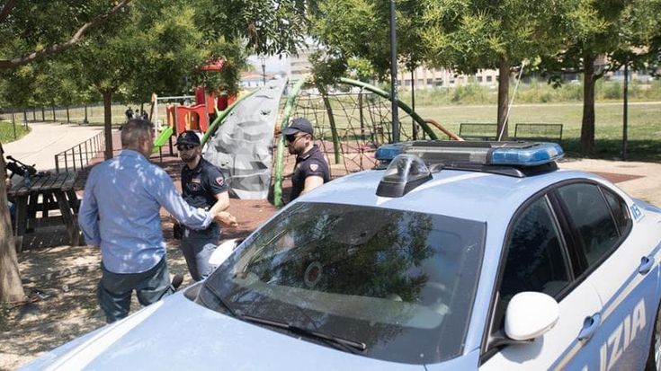 Brescia, sotto l’effetto di alcol e droga tenta di strozzare 2 bambini in un parco: arrestato