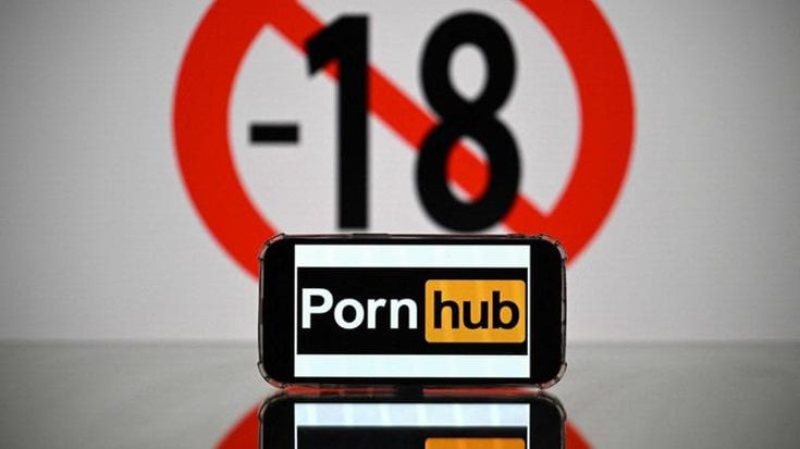 L'Europa all'attacco di Pornhub, Xvideos e Stripchat: minori a rischio, chieste misure per proteggerli