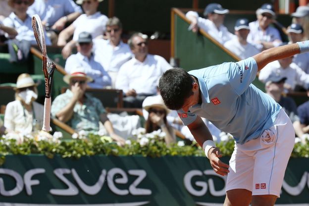 Tennis: Djokovic nervoso a Parigi, spacca la racchetta. Ma poi vince