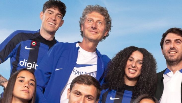 Inter, svelata la nuova maglia: tornano le strisce nero blu