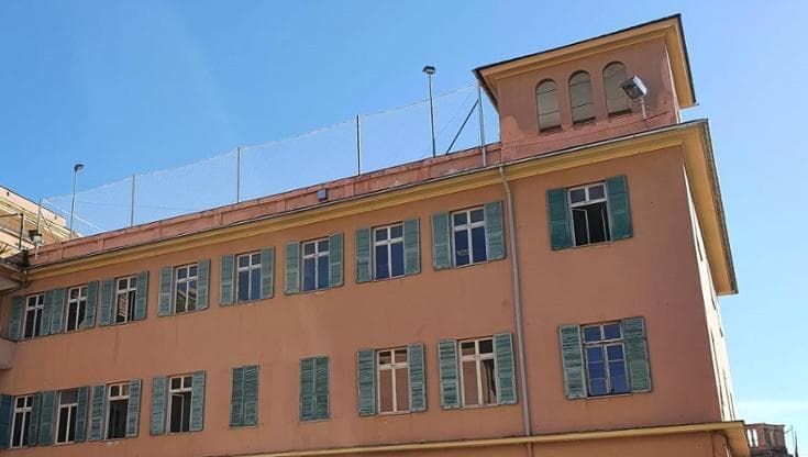 Liceo Leonardo Da Vinci, muffa, infiltrazioni e spifferi, la protesta del collettivo studentesco
