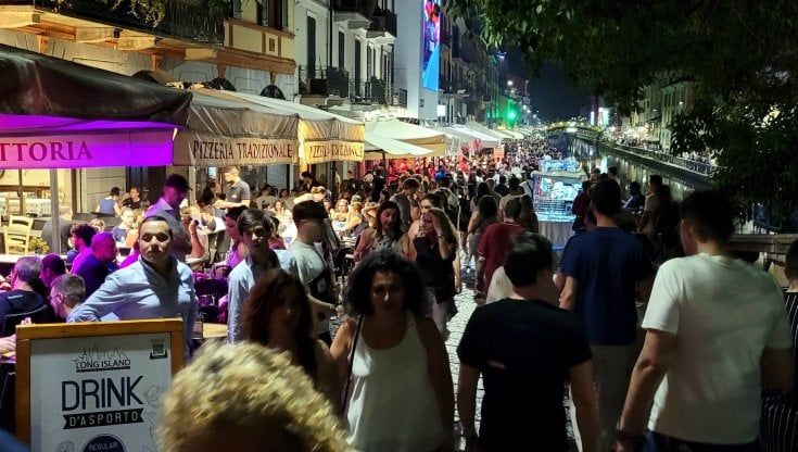 Ordinanza anti-movida, dalla Darsena all'Isola: le 8 zone in cui il Comune vieta l'asporto di vetro e lattine 