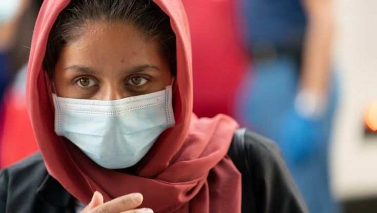  Napoli, le ragazze afghane fuggite dal terrore "Ci sono un paio di scarpe nuove?" 