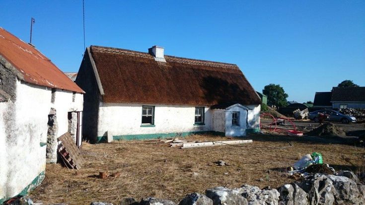 Il cottage &egrave; un tugurio, il restauro appassiona i social