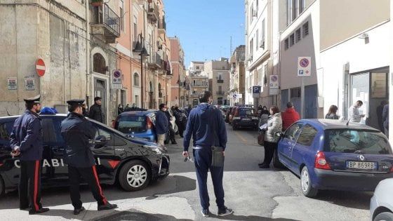 Coronavirus, assembramento allo sportello per ritirare farmaci a Barletta: l'Asl lo chiude 