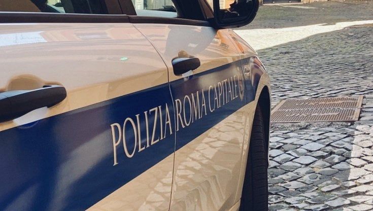 Roma, denutrita e costretta a letto mentre badante e complici si intestavano i suoi beni: salvata dai vigili