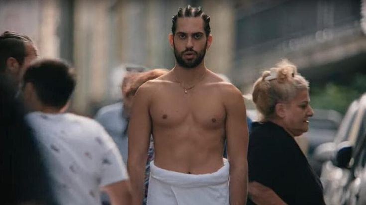 Mahmood seminudo tra i vicoli di Forcella: il backstage di “Cocktail d’amore”