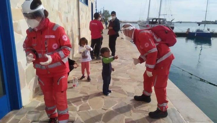 Migranti, sul Gargano lo sbarco dei bambini: 12 a bordo di una barca a vela con 23 adulti