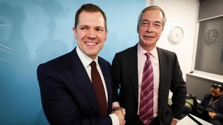 L’esodo dai Tories: otto deputati lasciano i conservatori per il populista Farage
