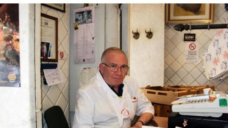 Chiude la macelleria Annibale: “Gassman e Cossiga, qui è passata la storia. Strozzato dall’affitto”