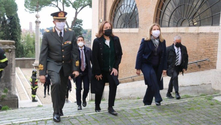 Il ministro Lamorgese: "Passiamo a setaccio i social, pronti a fermare veglioni clandestini in ville e barche"