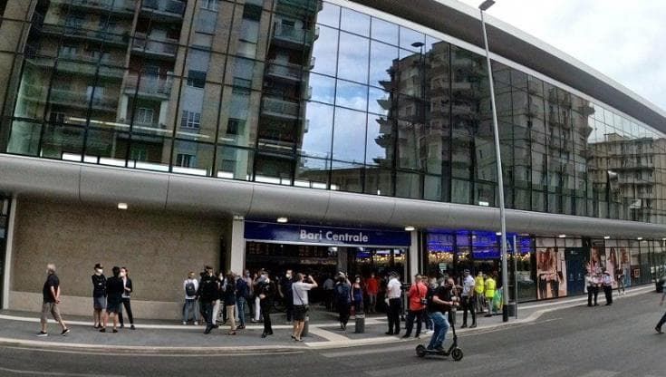 Deruba due turisti fuori dalla stazione, bloccato in mezzo al traffico da poliziotto penitenziario