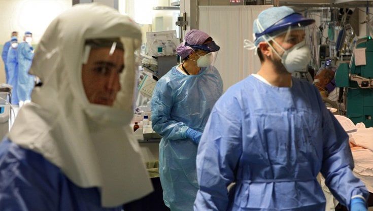 Coronavirus, in corsia medici e infermieri asintomatici. "Ospedali vere e proprie bombe epidemiologica" 